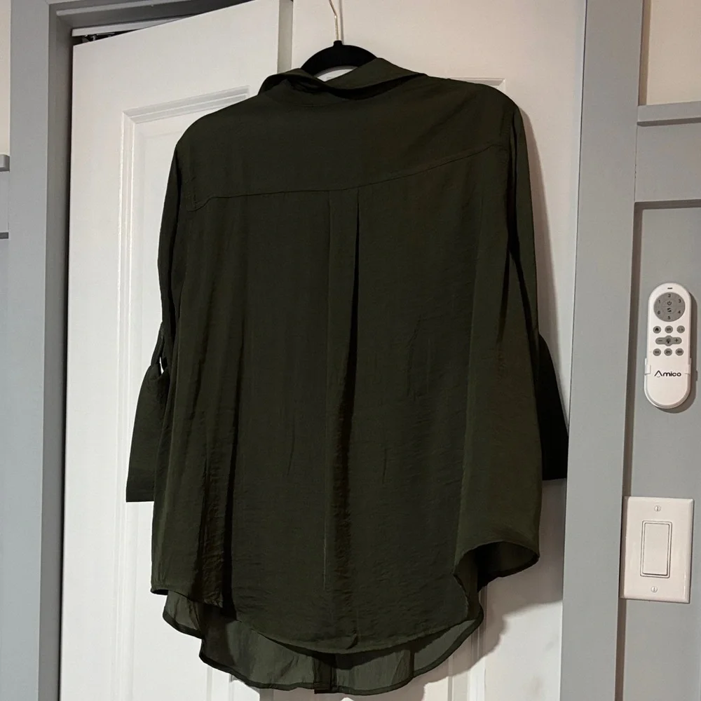NWT Torrid Dark Green Button-Up Blouse - Picture 4 of 4